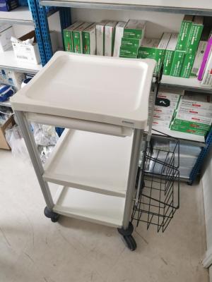 Chariot de pansement dans l'état